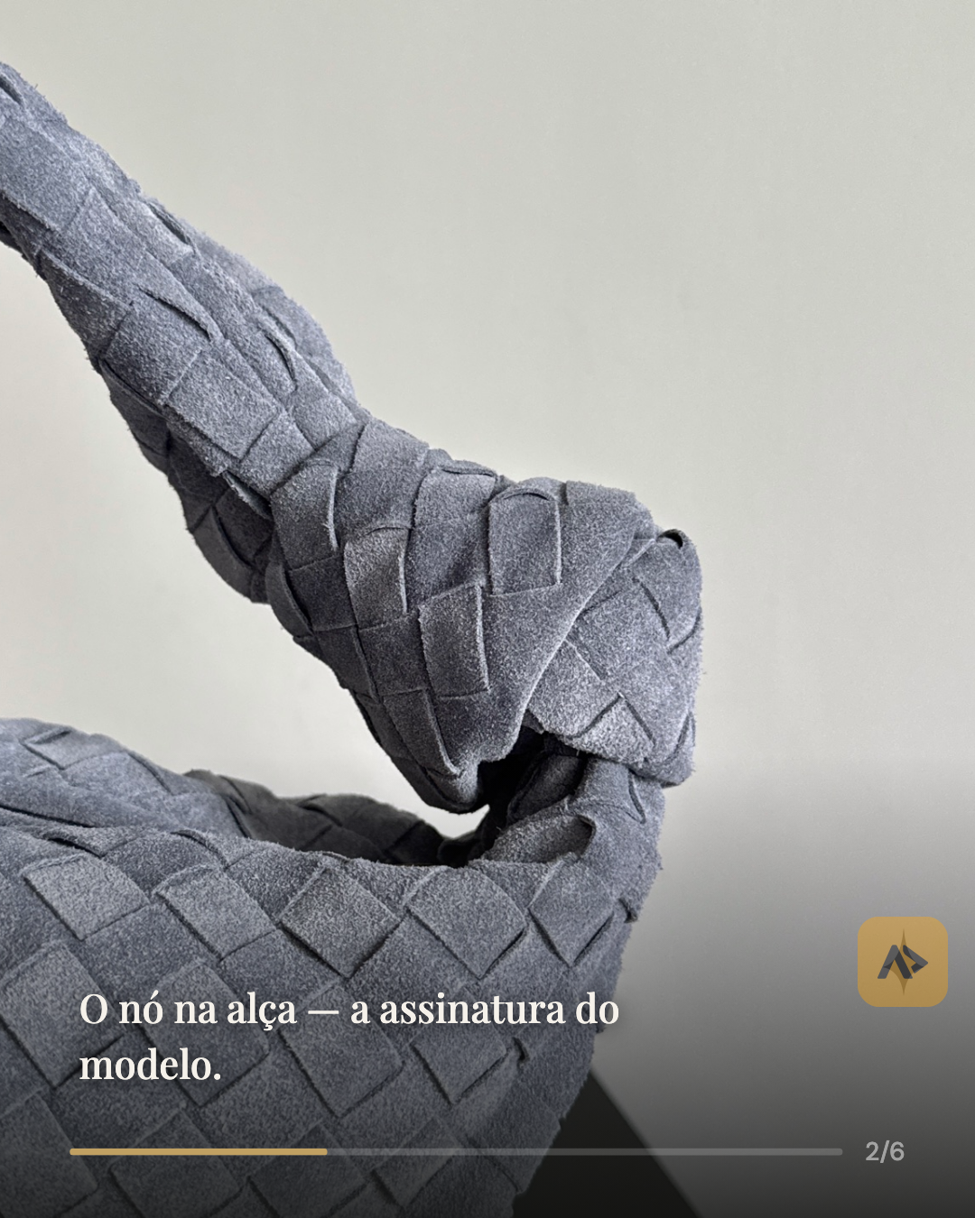 Bottega Veneta Jodie: a assinatura no nó, não no logo. — slide 2